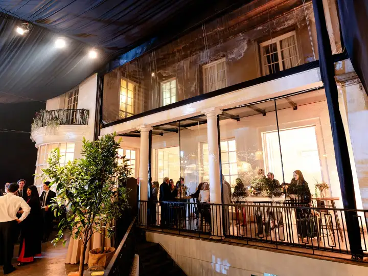 Terraza exterior de Casa Barros Echeñique iluminada de noche