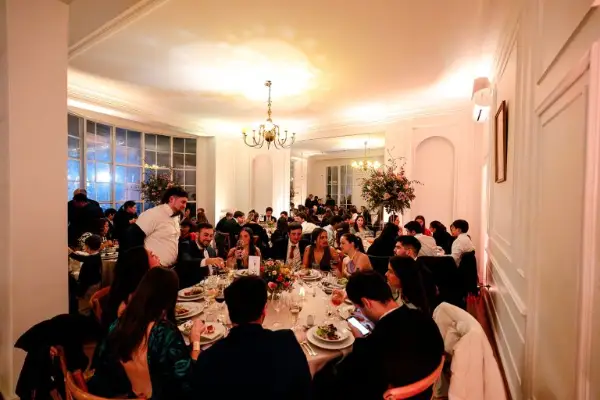 Invitados cenando en el salón interior