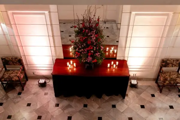 Arreglo floral y velas en el hall principal