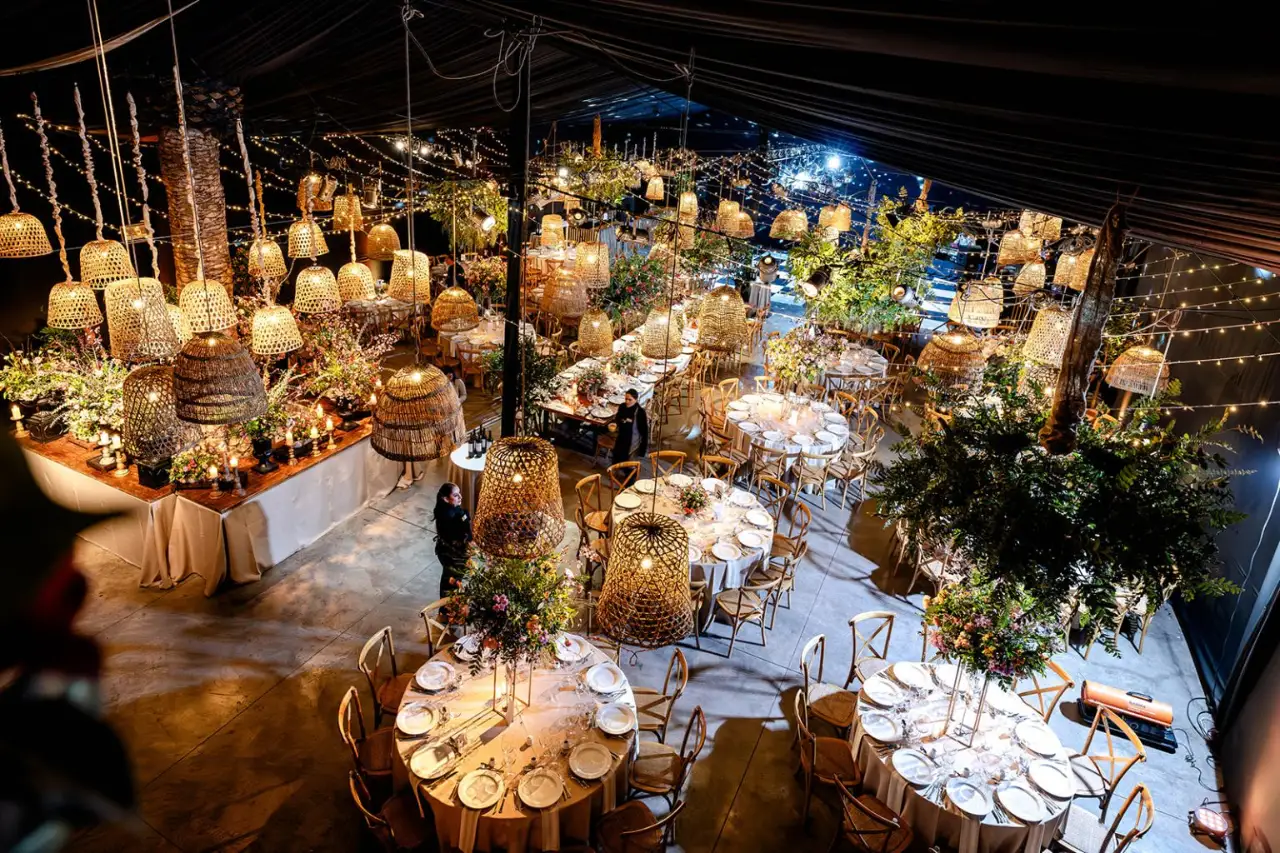 Carpa iluminada de Casa Barros Echeñique montada para un evento de noche